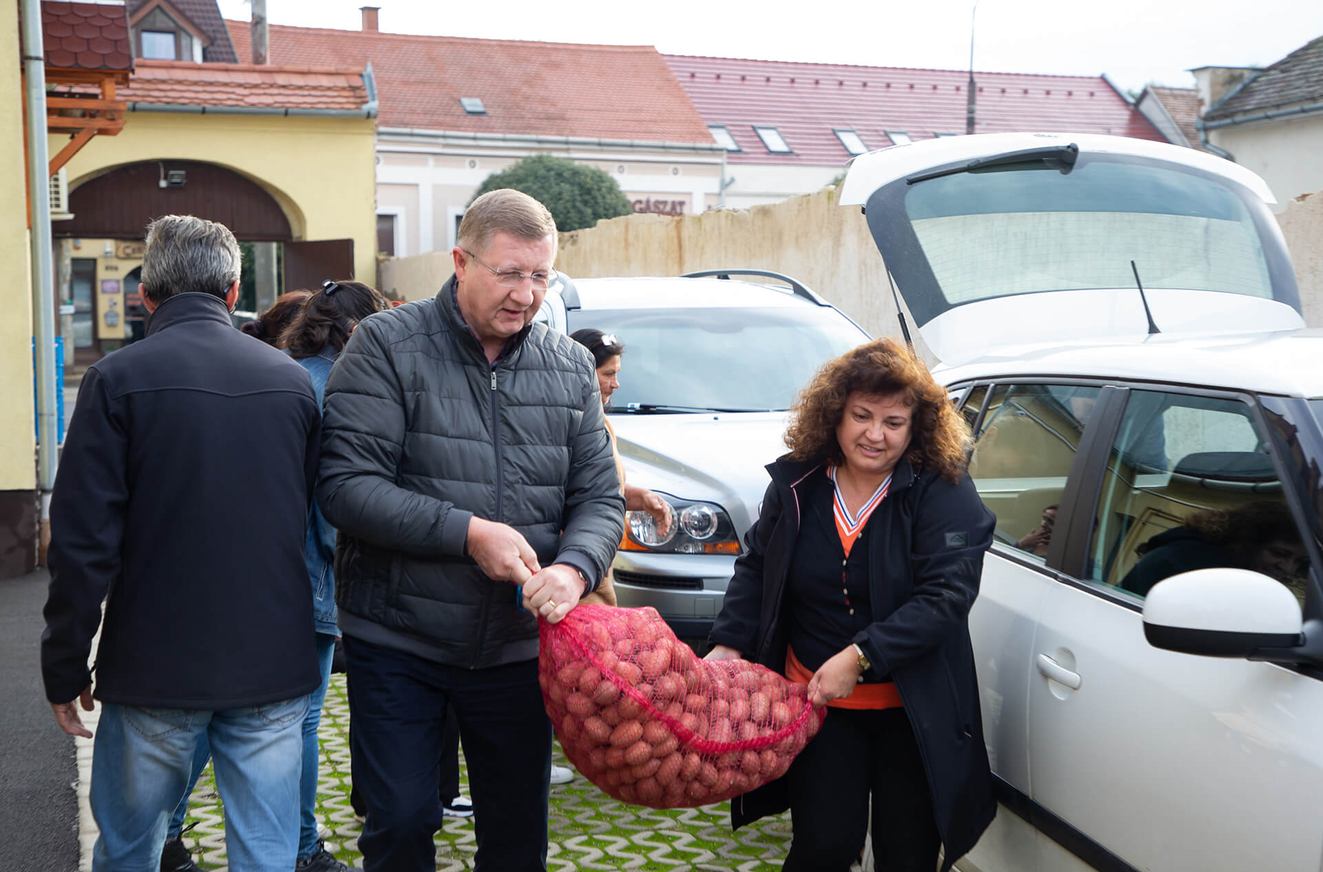 Ételosztás hajléktalanok részére