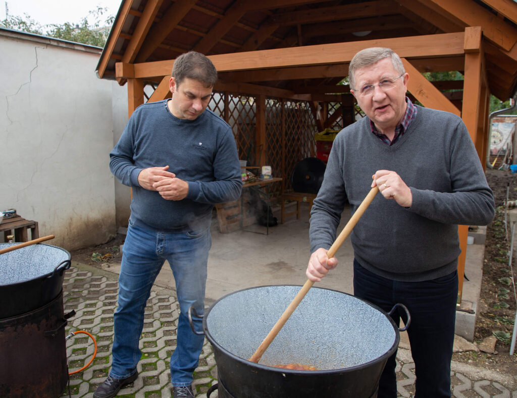 Ételosztás hajléktalanok részére